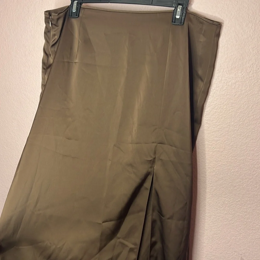 16Arlington Olwyn Back-Slit Satin Maxi Skirt. Size 14